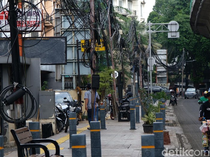 Viral di media sosial keluhan pengendara mobil soal adanya tiang-tiang trotoar jalan di Jakarta menyebabkan sulitnya menemukan lokasi parkir. Seperti apa penampakannya?