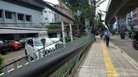 Di trotoar sepanjang Jl Wolter Monginsidi juga terdapat kabel yang menjuntai hingga ke bawah.