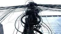 Kabel-kabel juga terlihat semrawut.