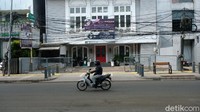 Dari pantauan di Jl Wolter Monginsidi, Jakarta Selatan, Senin (6/12/2021) pukul 15.00 WIB, tampak tiang-tiang itu dipasang agak renggang di ujung-ujung trotoar.