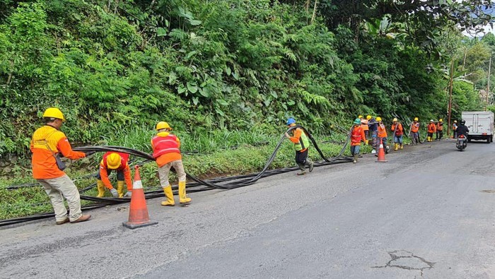 Intip Perjuangan Pulihkan Listrik Usai Erupsi PT PLN (Persero) menerjunkan 124 personel untuk mempercepat pemulihan listrik di daerah terdampak Erupsi Gunung Semeru.