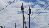 Para petugas ini tentunya terus berkoordinasi dengan Badan Penanggulangan Bencana Daerah (BPBD) Jawa Timur untuk memastikan daerah atau zona yang aman dan zona bahaya, serta zona yang bisa dilewati oleh petugas PLN dalam upaya pengecekan instalasi dan penormalan.