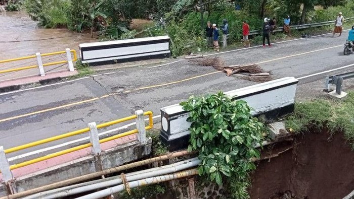 Jembatan penghubung Mataram-Senggigi, Lombok, NTB nyaris ambruk.