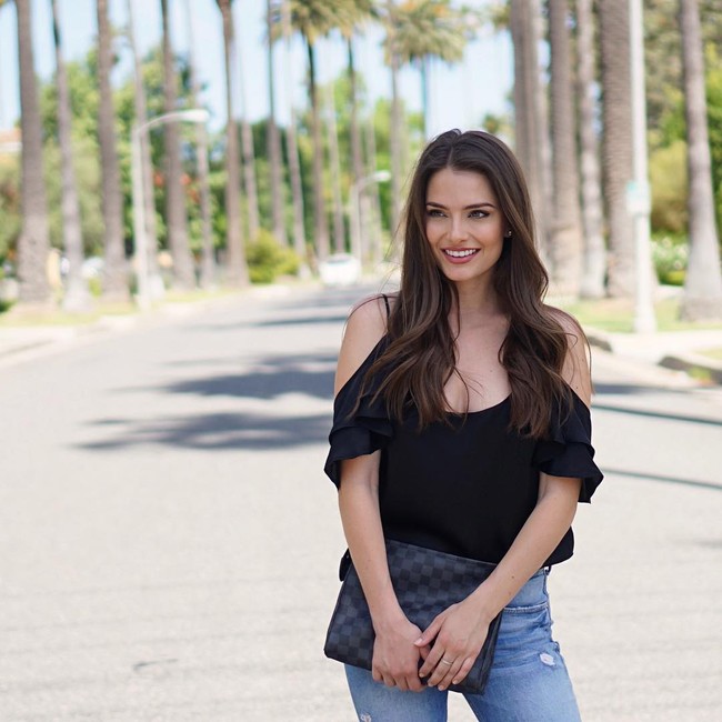 Jesica Ahlberg kembali jadi perbincangan di kalangan penggemar KPop. Fans merasa Jessica selalu di-notice idol KPop ketika nonton konser karena kecantikannya. Yang terbaru ia dilirik Jungkook BTS ketika gelar konser di AS. Foto: Instagram @jesicaahlberg