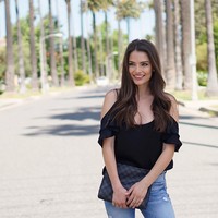 Jesica Ahlberg kembali jadi perbincangan di kalangan penggemar KPop. Fans merasa Jessica selalu di-notice idol KPop ketika nonton konser karena kecantikannya. Yang terbaru ia dilirik Jungkook BTS ketika gelar konser di AS. Foto: Instagram @jesicaahlberg