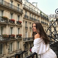 Dalam konser tersebut Jessica lagi-lagi duduk di kursi bagian depan yang membuatnya mudah merekam sekaligus dilirik member BTS. Foto: Instagram @jesicaahlberg