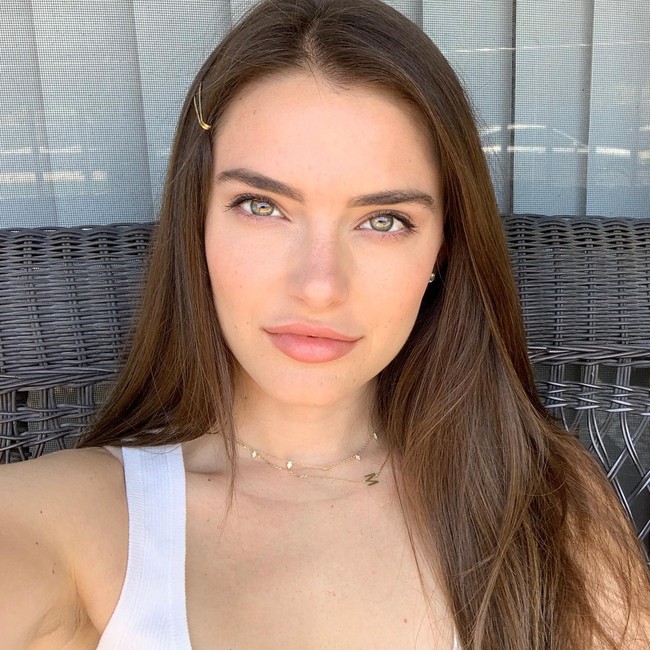 Dilihat dari video yang diunggah, fans beranggapan bahwa para idol yang kebanyakan laki-laki sering menengok ke arahnya. Mereka berpikir hal tersebut adalah karena kecantikannya yang memukau. Foto: Instagram @jesicaahlberg