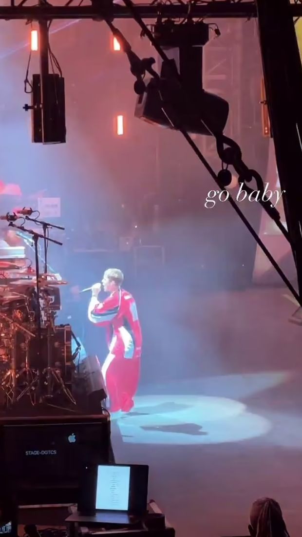 Justin Bieber saat konser di Arab Saudi.