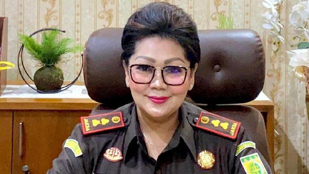 Kajari Klungkung Shirley Manutede mengumumkan penahanan  Ketua Lembaga Perkreditan Desa (LPD) Desa Adat Ped di Kecamatan Nusa Penida berinisial IMS dan petugas bagian kredit, IGS.