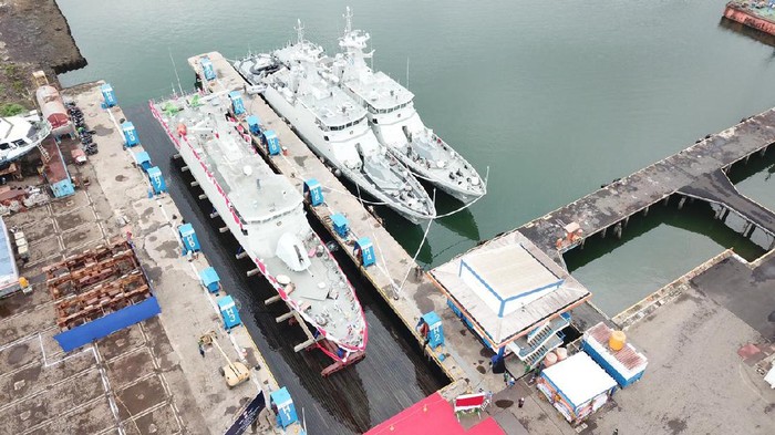 Kapal Cepat Rudal (KCR) 60 Meter kelima di Galangan Divisi Kapal Perang PT PAL, Surabaya, Minggu (5/12).