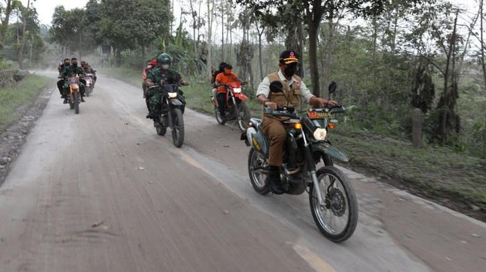 Kepala BNPB tinjau wilayah terdampak erupsi Semeru naik motor trail