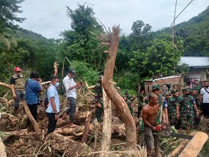 Banjir dan Longsor di Lombok Barat, Jembatan Putus-Listrik Mati