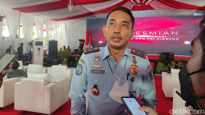 Ketua Imigrasi Kelas lll Non-TPI Kabupaten Cianjur Denny Irawan