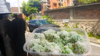 Klepon Gianyar pun siap disajikan. Satu kotak berisikan 33 buah klepon ini dibanderol harga Rp 20.000 saja. Foto: detikFood/Yenny Mustika Sari