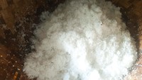 Lalu, gulingkan klepon-klepon mungil itu di atas kelapa parut yang rasanya gurih dan teksturnya renyah. Foto: detikFood/Yenny Mustika Sari