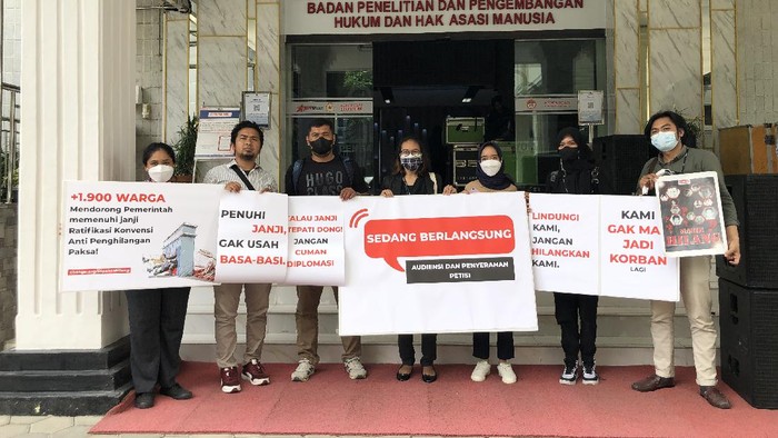 Koalisi Indonesia Anti-Penghilangan Paksa serahkan petisi ratifikasi konvensi Anti Penghilangan Paksa ke Dirjen Instrumen HAM, Kemenkumham, Senin (06/12/2021)