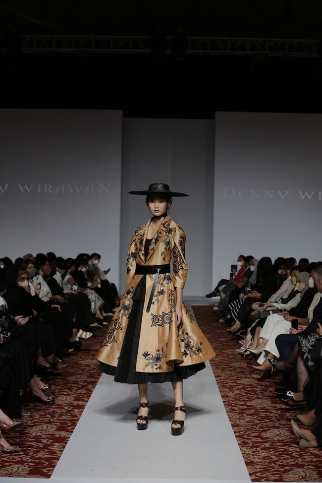 Desainer Denny Wirawan menampilkan peragaan busana Niti Senja untuk koleksi Resort 2021-2022. Denny kembali menghadirkan keindahan batik Kudus di koleksi terbarunya. (Foto: Dok. Image Dinamics).