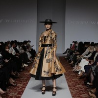 Desainer Denny Wirawan menampilkan peragaan busana Niti Senja untuk koleksi Resort 2021-2022. Denny kembali menghadirkan keindahan batik Kudus di koleksi terbarunya. (Foto: Dok. Image Dinamics).