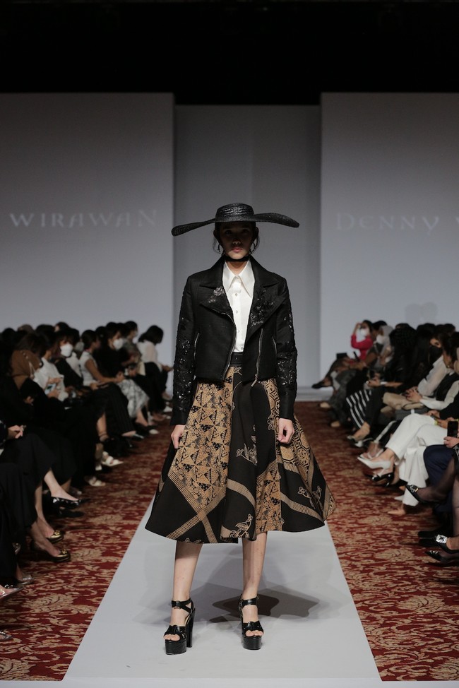 Desainer Denny Wirawan menampilkan peragaan busana Niti Senja untuk koleksi Resort 2021-2022. Denny kembali menghadirkan keindahan batik Kudus di koleksi terbarunya. (Foto: Dok. Image Dinamics).  
