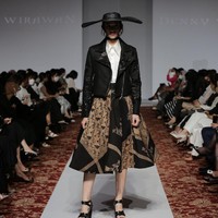 Desainer Denny Wirawan menampilkan peragaan busana Niti Senja untuk koleksi Resort 2021-2022. Denny kembali menghadirkan keindahan batik Kudus di koleksi terbarunya. (Foto: Dok. Image Dinamics).  