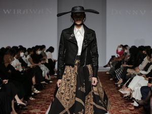10 Koleksi Busana Niti Senja Denny Wirawan, Tampilkan Keindahan Batik Kudus