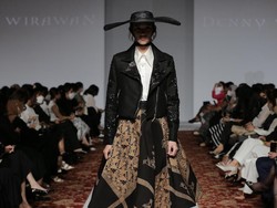 10 Koleksi Busana Niti Senja Denny Wirawan, Tampilkan Keindahan Batik Kudus