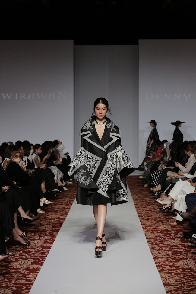 Desainer Denny Wirawan menampilkan peragaan busana Niti Senja untuk koleksi Resort 2021-2022. Denny kembali menghadirkan keindahan batik Kudus di koleksi terbarunya. (Foto: Dok. Image Dinamics).  