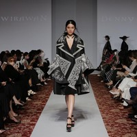 Desainer Denny Wirawan menampilkan peragaan busana Niti Senja untuk koleksi Resort 2021-2022. Denny kembali menghadirkan keindahan batik Kudus di koleksi terbarunya. (Foto: Dok. Image Dinamics).  