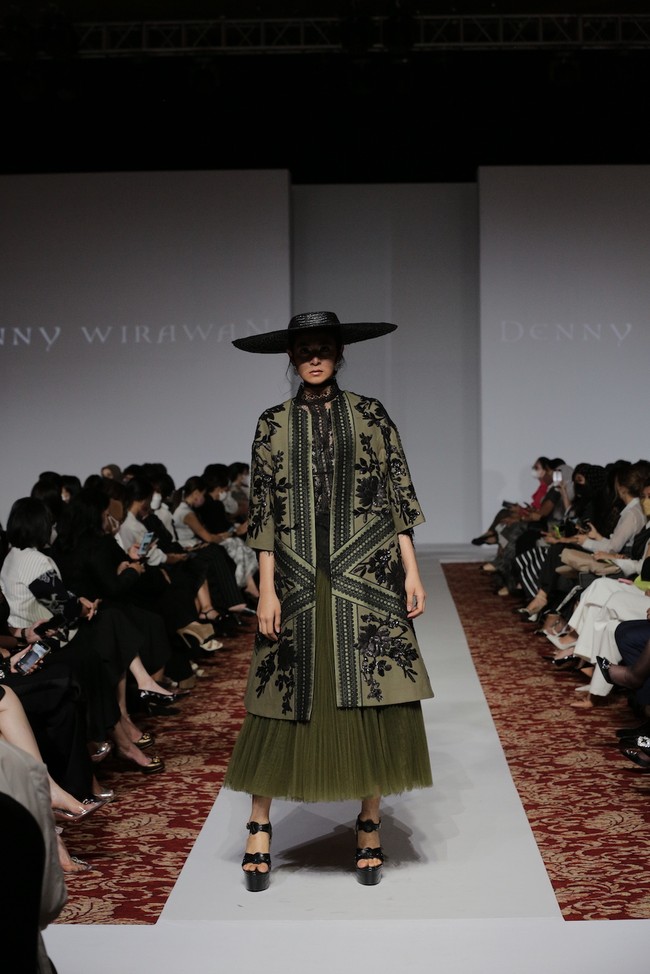 Desainer Denny Wirawan menampilkan peragaan busana Niti Senja untuk koleksi Resort 2021-2022. Denny kembali menghadirkan keindahan batik Kudus di koleksi terbarunya. (Foto: Dok. Image Dinamics).  