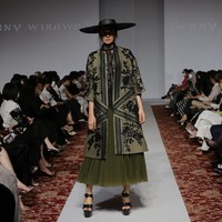 Desainer Denny Wirawan menampilkan peragaan busana Niti Senja untuk koleksi Resort 2021-2022. Denny kembali menghadirkan keindahan batik Kudus di koleksi terbarunya. (Foto: Dok. Image Dinamics).  