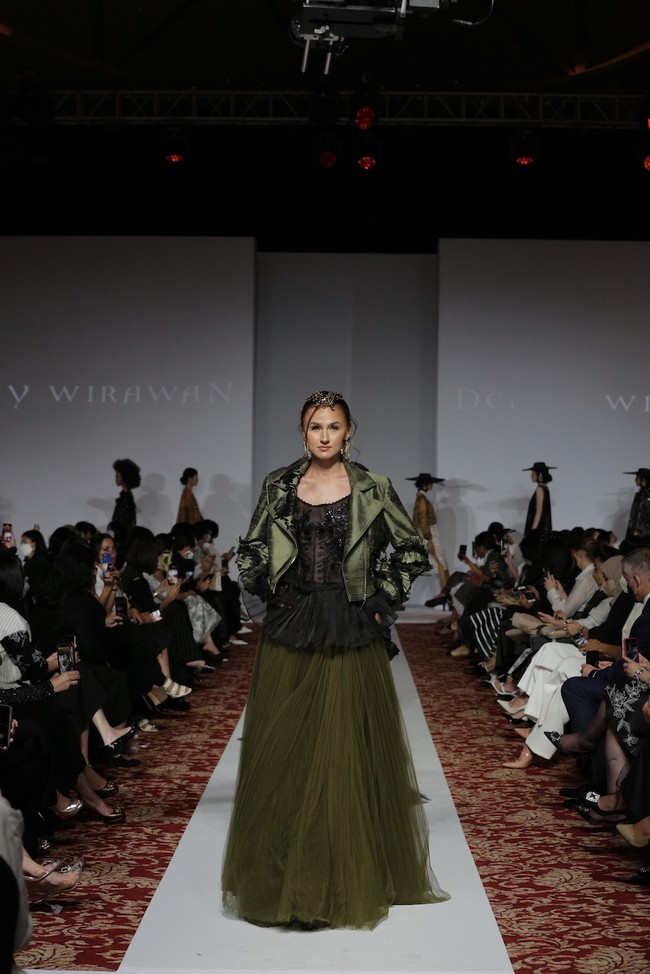 Desainer Denny Wirawan menampilkan peragaan busana Niti Senja untuk koleksi Resort 2021-2022. Denny kembali menghadirkan keindahan batik Kudus di koleksi terbarunya.(Foto: Dok. Image Dinamics).  