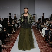 Desainer Denny Wirawan menampilkan peragaan busana Niti Senja untuk koleksi Resort 2021-2022. Denny kembali menghadirkan keindahan batik Kudus di koleksi terbarunya.(Foto: Dok. Image Dinamics).  