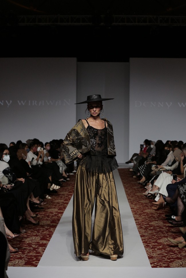 Desainer Denny Wirawan menampilkan peragaan busana Niti Senja untuk koleksi Resort 2021-2022. Denny kembali menghadirkan keindahan batik Kudus di koleksi terbarunya. (Foto: Dok. Image Dinamics).