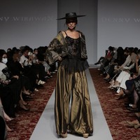 Desainer Denny Wirawan menampilkan peragaan busana Niti Senja untuk koleksi Resort 2021-2022. Denny kembali menghadirkan keindahan batik Kudus di koleksi terbarunya. (Foto: Dok. Image Dinamics).