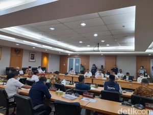 Sadis Tudingan Anggota DPRD DKI ke Direksi TransJ Nonton Striptis