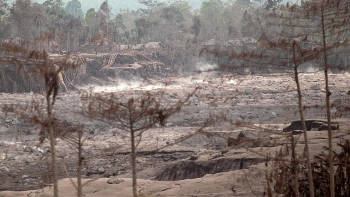 Aktivitas Gunung Semeru tercatat melalui Seismograf dari pos pantau di desa Sumberwuluh, Candipuro, Lumajang, Jawa Timur, Senin (6/12/2021). Gunung Semeru kembali mengeluarkan awan panas dengan jarak luncur sejauh 2,5 kilometer yang mengarah ke Curah Besuk Kobokan. ANTARA FOTO/Umarul Faruq/aww.
