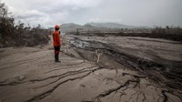 Petugas memantau jalur guguran awan panas letusan Gunung Semeru di kawasan Curah Besuk Kobokan, Candipuro, Lumajang, Jawa Timur, Senin (6/12/2021). ANTARA FOTO/Umarul Faruq  