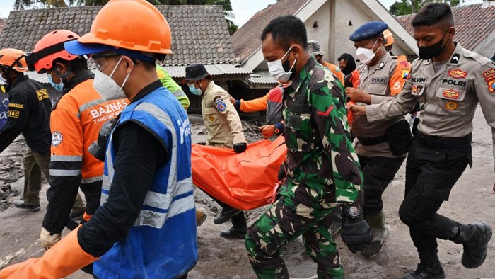 Tim SAR mengevakusi jenazah korban erupsi Gunung Semeru di Desa Sumberwuluh, Senin (6/12/2021).