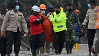Sebelumnya data dari Plt Kapusdatinkom Kebencanaan BNPB Abdul Muhari menyebut korban jiwa yang ditemukan 14 orang hingga Minggu (5/12) pukul 17.30 WIB. 