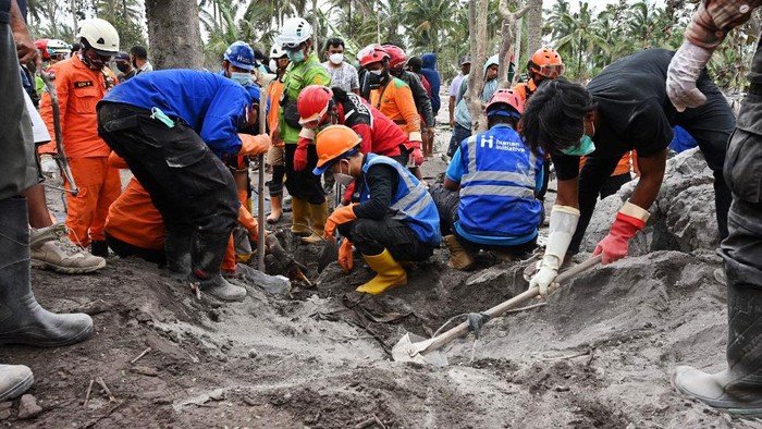 Korban Jiwa Erupsi Semeru Bertambah Tim SAR mengevakusi jenazah korban erupsi Gunung Semeru di Desa Sumberwuluh, Senin (6/12/2021).