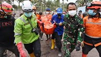 Tim SAR mengevakusi jenazah korban erupsi Gunung Semeru di Desa Sumberwuluh, Senin (6/12/2021).