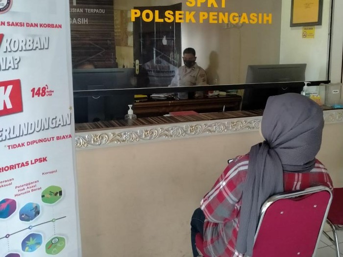 Korban SL saat melapor ke Polsek Pengasih, Kulon Progo, Senin (6/12/2021).