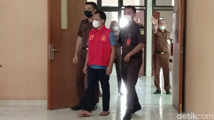 Pasangan Raja dan Ratu Keraton Agung Sejagat (KAS), Toto Santoso dan Fanni Aminadia, kembali ditangkap oleh petugas hari ini.