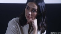 Istri Vino G  Bastan itu pun mengaku tak sulit untuk membangun chemistry bersama Reza Rahadian. Pool/Noel/detikFoto