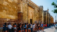 Masjid Agung Cordoba terancam oleh wisatawan. Setiap tahunnya, masjid ini kedatangan jutaan pengunjung yang sekarang malah menyebabkan kondensasi yang membuat bangunan menjadi lembab. (Getty Images)