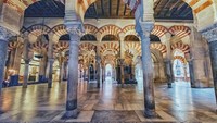 Bangunan Masjid Agung Cordoba terus mengalami renovasi dan perluasan, termasuk dibangunnya minaret pada tahun 951. (Getty Images)