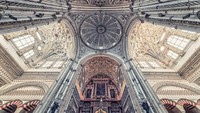Bangunannya pun diubah menjadi gereja Katolik Roma dan hingga kini memegang fungsi utama sebagai gereja di Diosese Cordoba. (Getty Images)