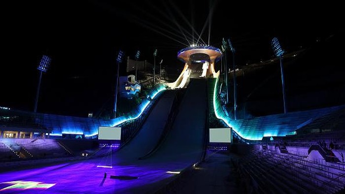 Megahnya Venue Ski Olimpiade Beijing 2022 ZHANGJIAKOU, CHINA - DECEMBER 05: Peng Qingyue of China competes in the Women's normal hill individual finals during the 2021/2022 FIS Ski Jumping Continental Cup, a test event for the Beijing 2022 Winter Olympics at National Ski Jumping Centre at National Ski Jumping Centre on December 5, 2021 in Zhangjiakou, China. (Photo by Lintao Zhang/Getty Images)