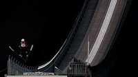 Pusat Lompat Ski Nasional sebagian besar terdiri dari klub puncak, area kompetisi, dan tribun. Bangunan utamanya terinspirasi oleh ornamen tradisional Tiongkok Ruyi, sehingga secara jelas disebut Ruyi Salju. Getty Images/Lintao Zhang