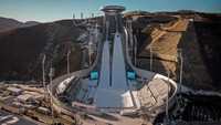 Dikutip dari kantor berita Kyodo, uji coba 10 hari itu dijadwalkan di lima venue Olimpiade Musim Dingin. Salah satunya adalah perlombaan ski yang akan digelar di Pusat Lompat Ski Nasional di Distrik Chongli, Kota Zhangjiakou, China. Getty Images/Andrea Verdelli